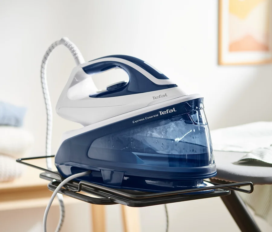 Auf dem Bild ist eine blau-weiße Tefal Dampfbügelstation "Express Essential" auf einem schwarzen Metallregal zu sehen.