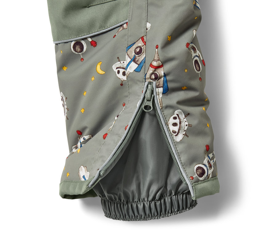 Detailansicht einer Kinder-Schneekombi mit Raumschiff-Print und geöffnetem Reissverschluss.