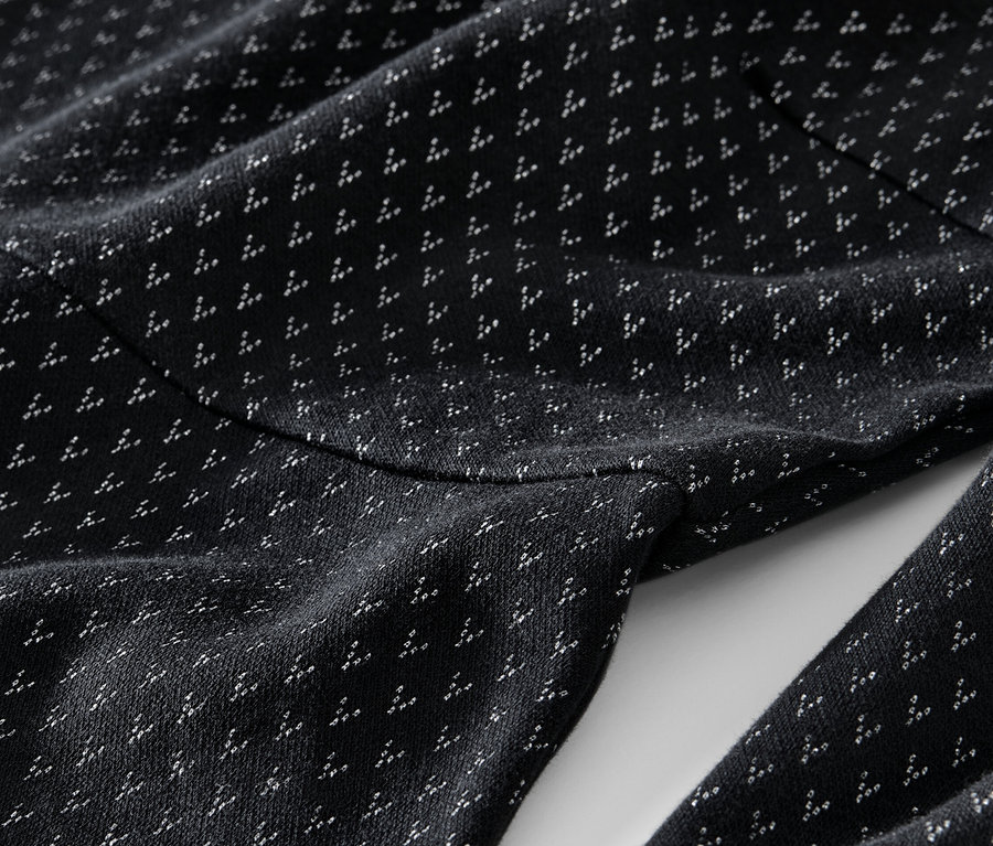 Detailaufnahme eines glitzernden Jacquard-Kleides.