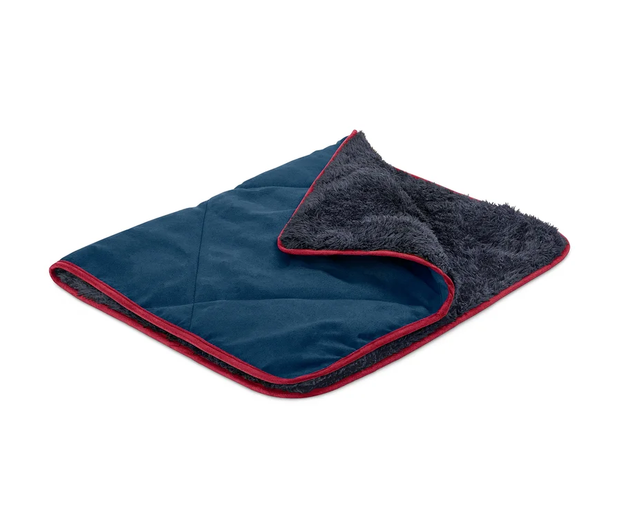 Eine Hunde-Kuscheldecke mit roter Umrandung, die blauen Stoff mit grauem Plüsch kombiniert.