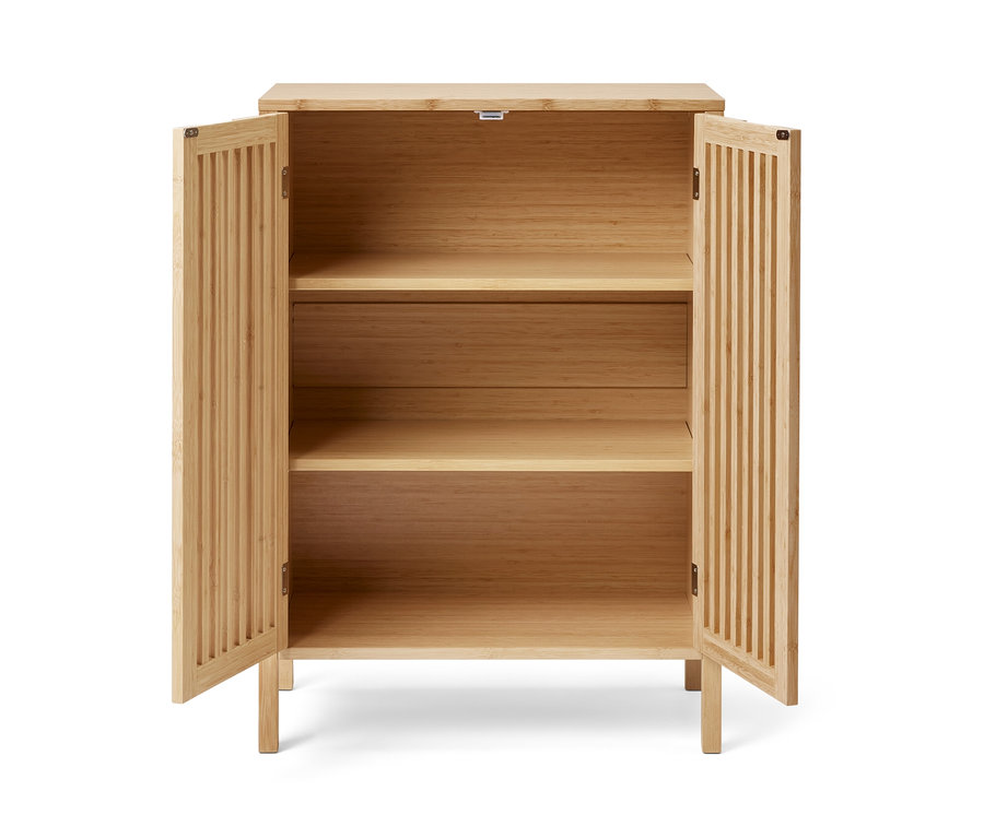 Geöffnetes Sideboard aus Bambus mit zwei Regalböden.