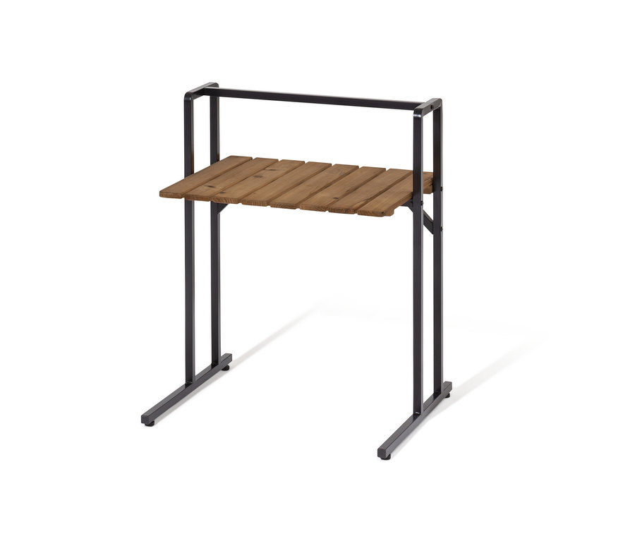 Schwarzer C-Table mit heller Holzplatte.