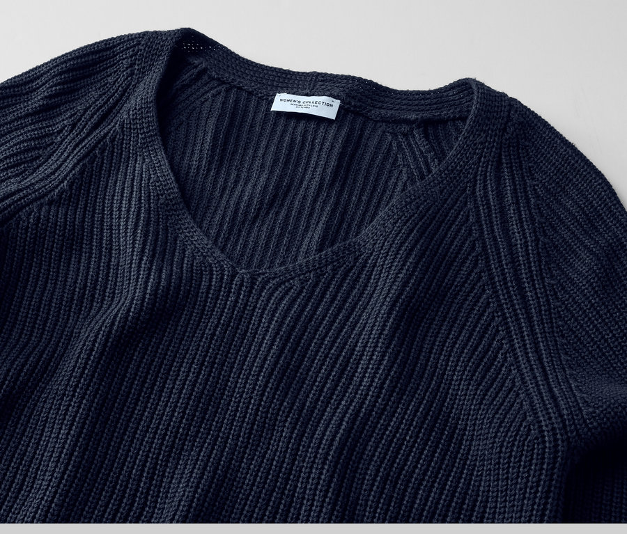 Detailaufnahme von einem dunkelblauen Strickpullover.