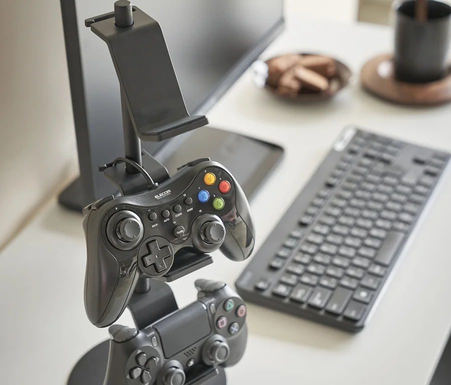 Schwarze Gamecontroller auf einem YAMAZAKI Controller-Ständer »SMART« auf einem Tisch.