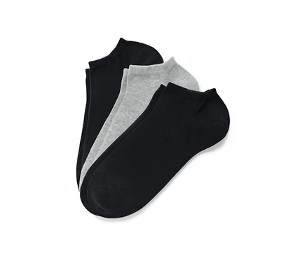 Drei Paar Sneakersocken in Schwarz und Grau.