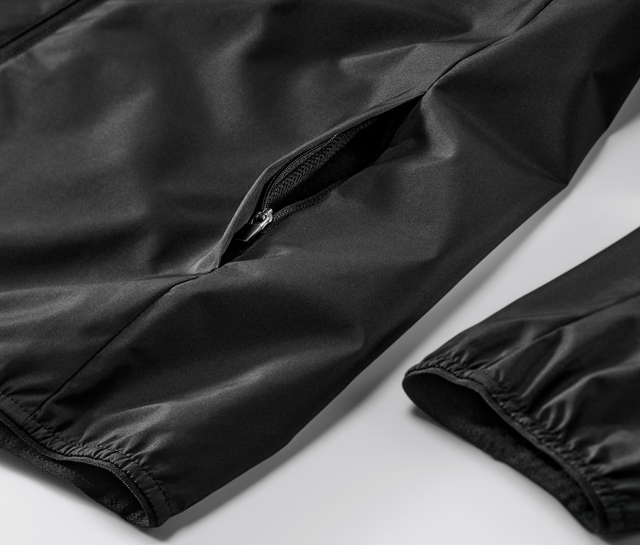 Detailansicht einer schwarzen Windprotection-Laufjacke mit Reißverschlusstasche.