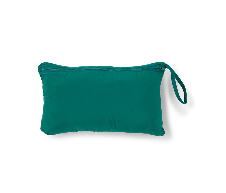 Eine verstaubare, grüne Steppweste, zusammengefaltet.