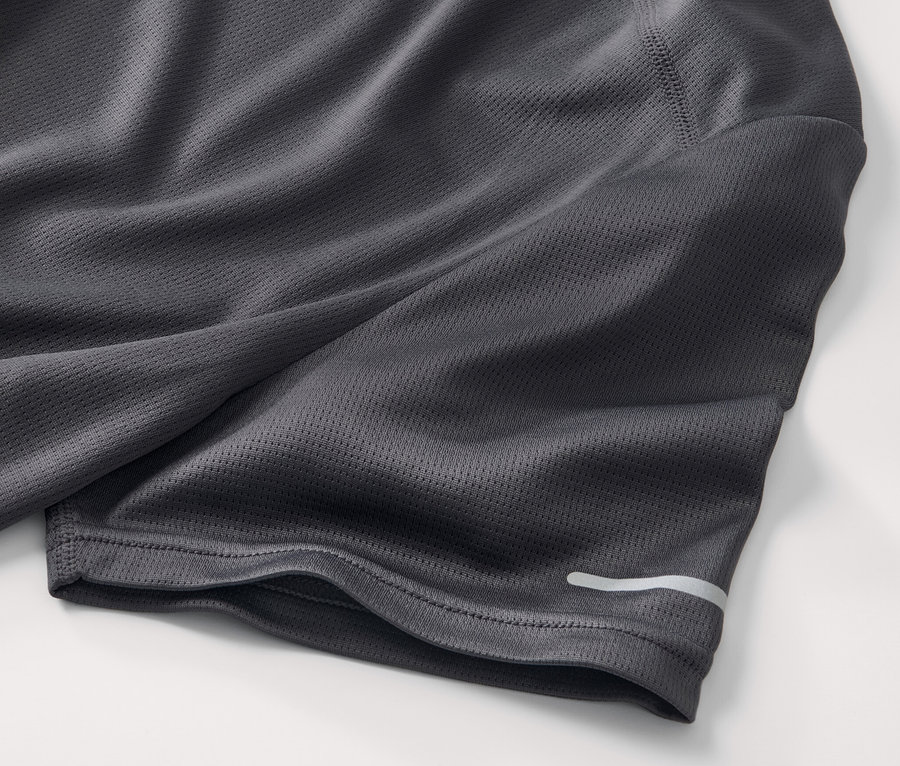 Detailaufnahme von einem grauen Funktionsshirt.