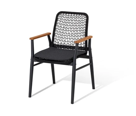 Dining-Stuhl mit Teak-Armlehnen und Textilgeflecht.