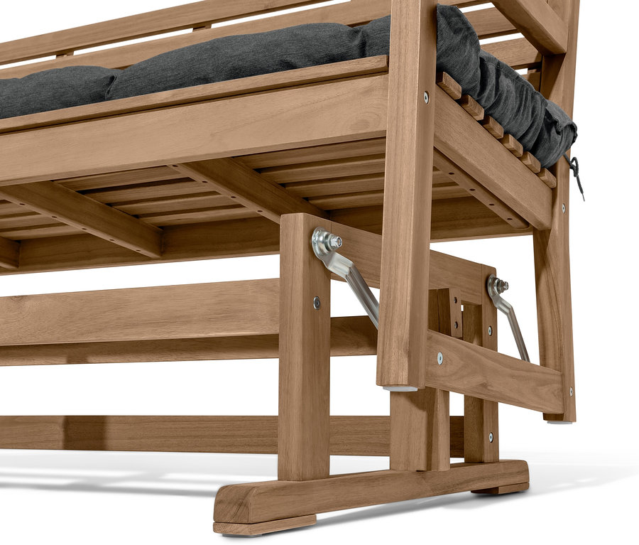 Detailaufnahme einer Schaukelbank mit grauem Kissen.