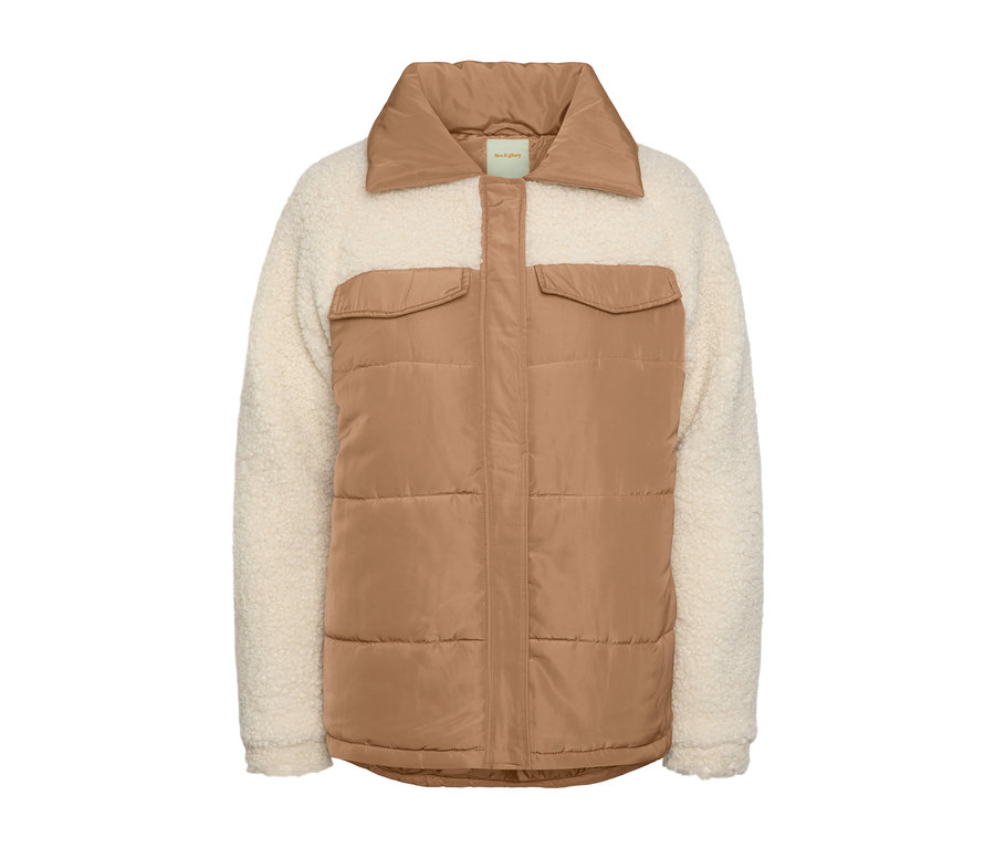 Steppjacke mit Teddy-Akzenten, cognacfarben und weiß.