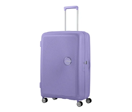 Ein großer, lavendelfarbener American Tourister Hartschalenkoffer »Soundbox« Spinner mit ausgezogenem Griff.