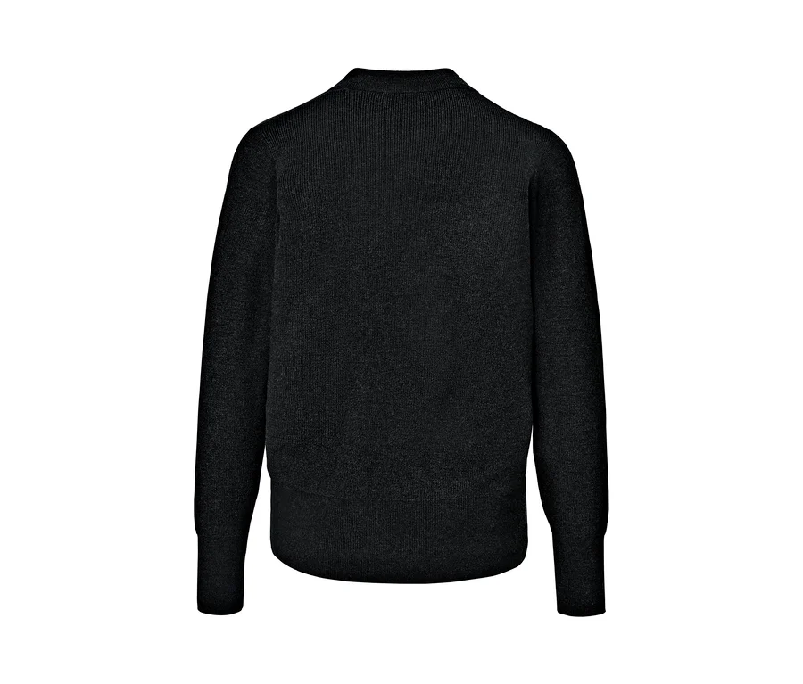 Detailansicht der Rückseite eines schwarzen Feinstrickpullovers.