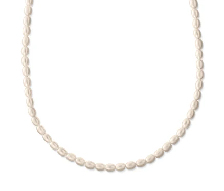 925 Silber Kette Tiny Pearls auf weißem Hintergrund.