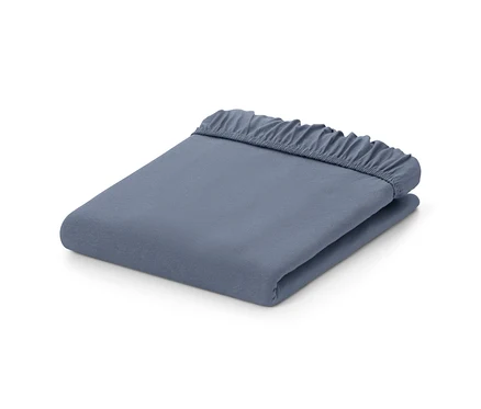 Ein blaues Jersey-Spannbettlaken, gefaltet.