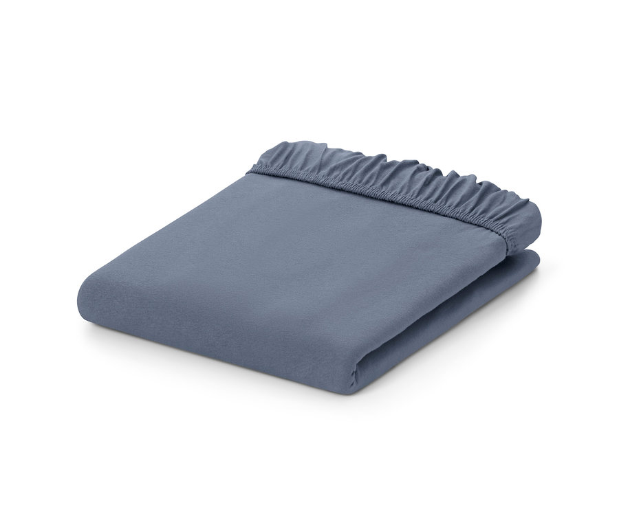Ein blaues Jersey-Spannbettlaken, gefaltet.
