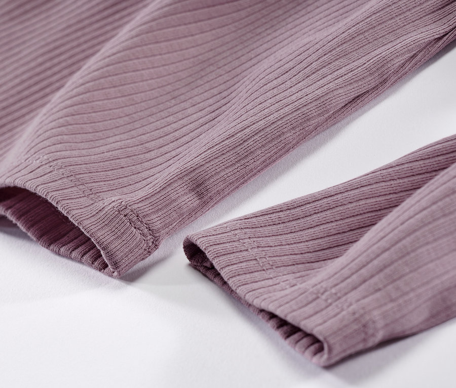 Detailaufnahme eines Kinder-Langarmshirts mit Rippstruktur.