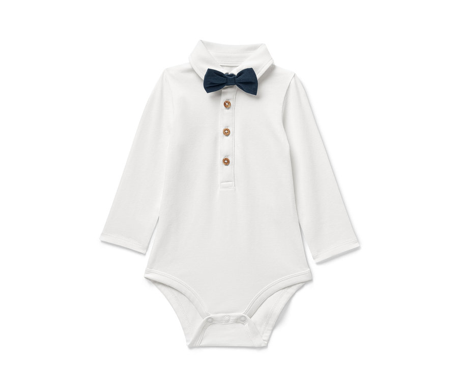 Weißer Baby-Body mit Fliege.