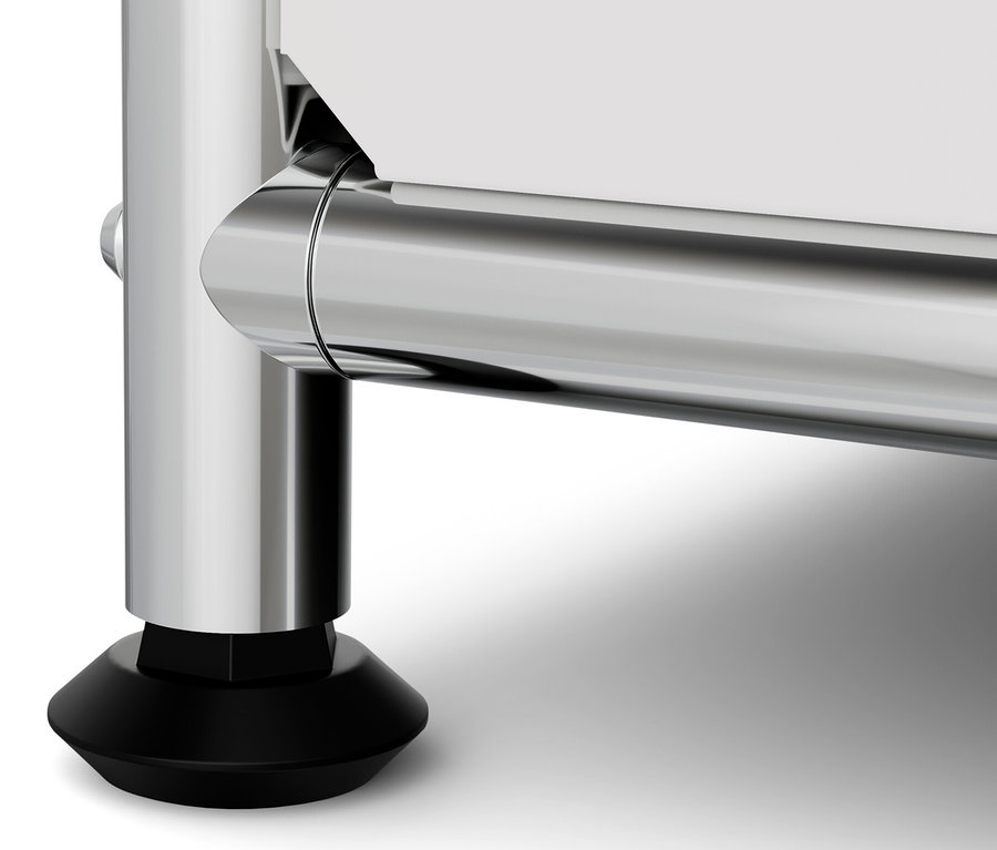 Detailaufnahme von einem Metallregal »CN3« mit schwarzem Fuß.