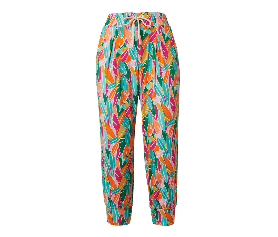 Eine 3/4-Jerseyhose mit einem bunten Blättermuster.
