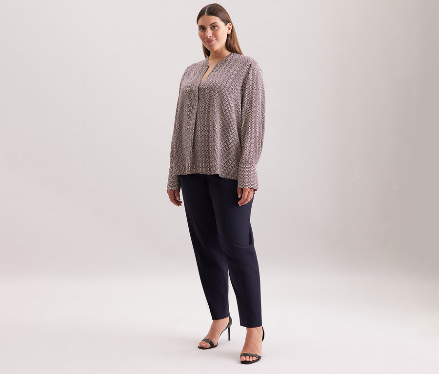 Frau trägt eine Seidensticker Tunika aus Viskose mit ecru-burgundy Alloverprint.