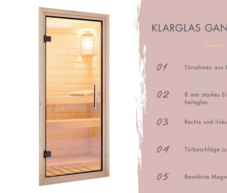 Eine Klarglas-Ganzglastür mit Massivholzrahmen führt zu einer Sauna mit Holzbänken und Beleuchtung.