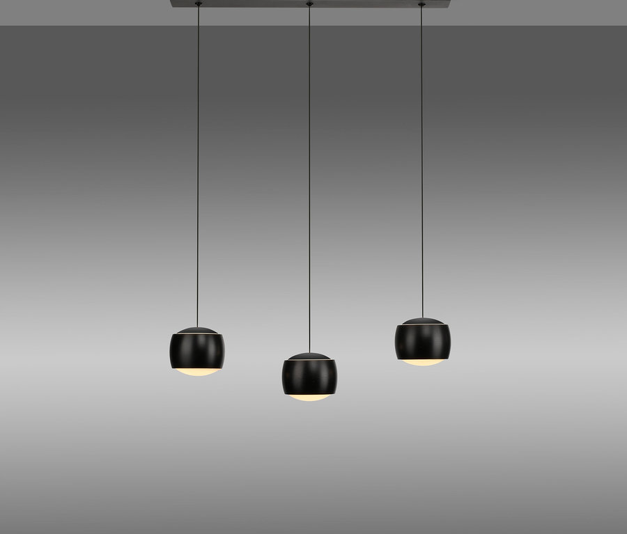 Schwarze Pendelleuchte mit drei Leuchten, die von einer rechteckigen Basis hängen.