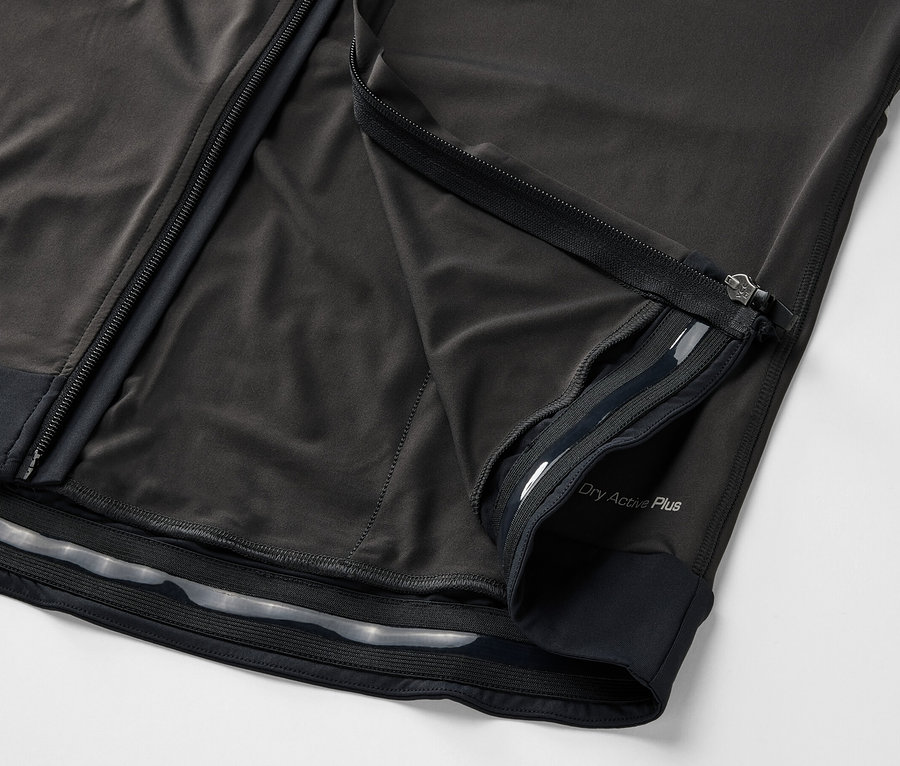 Detailansicht eines blauen Fahrrad-Trikots mit Reissverschluss.