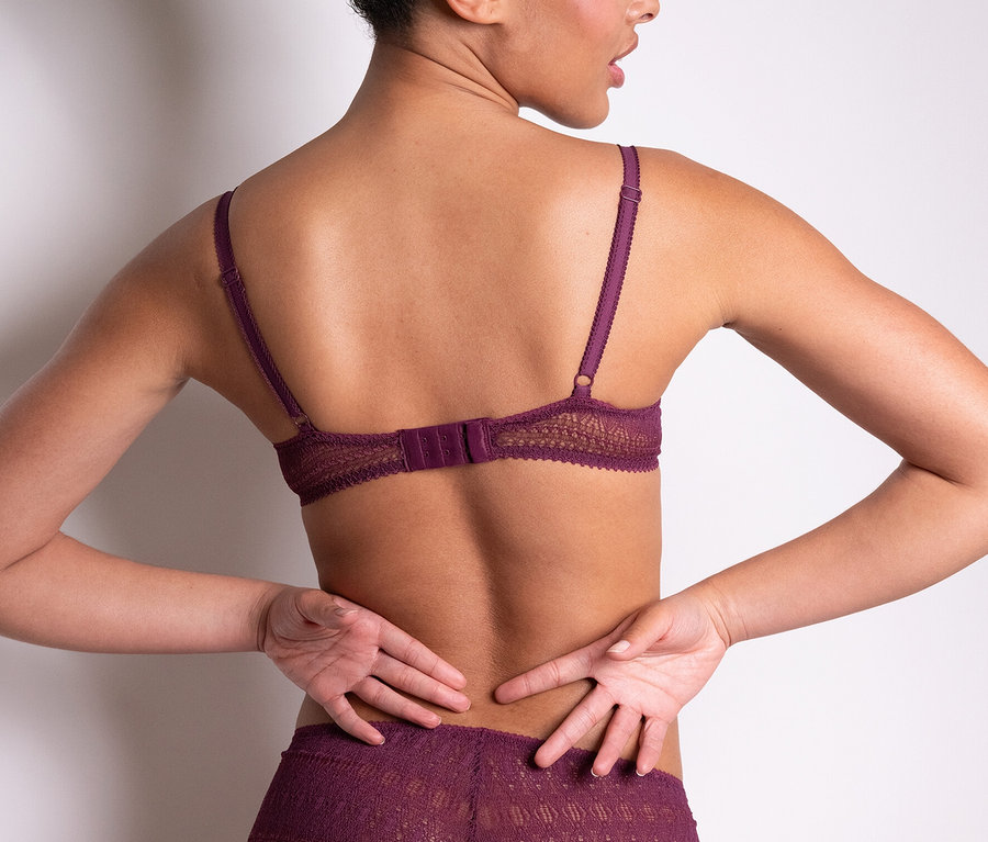 Frau von hinten trägt einen lilafarbenen Passionata Bügel-BH »Leila« und passende Höschen.