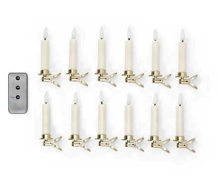 Zwölf LED-Kerzen mit Clips und Fernbedienung auf weißem Hintergrund.