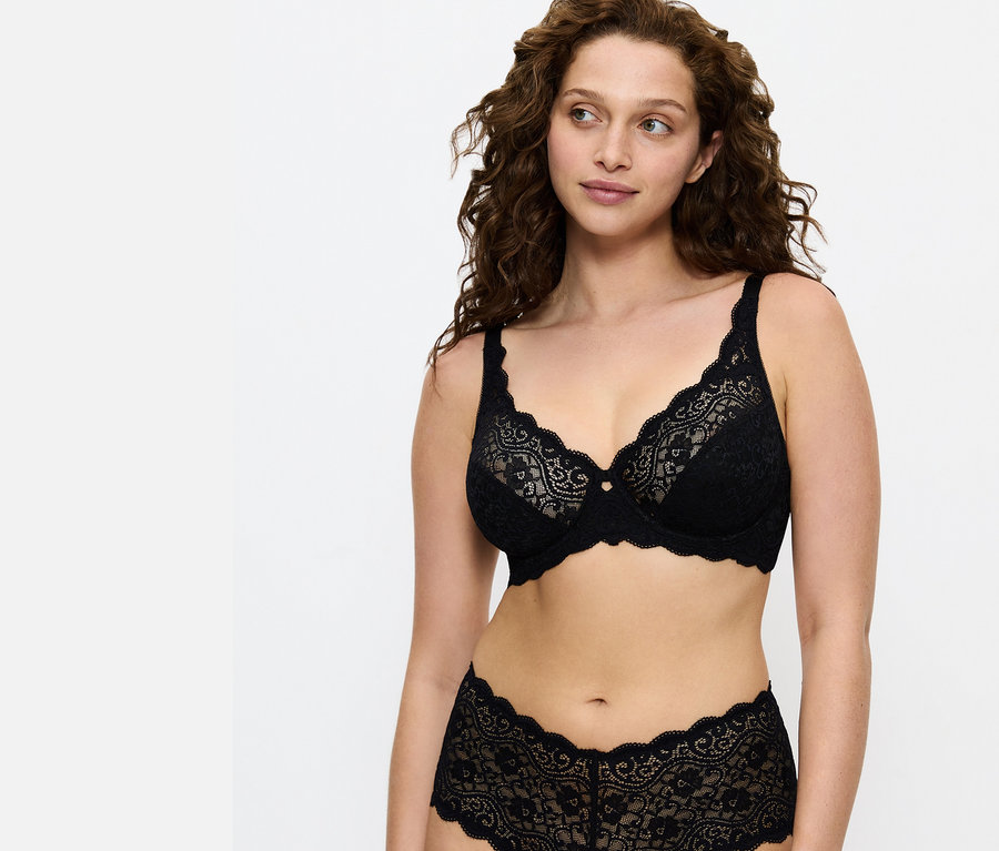 Frau trägt einen schwarzen Spitzen-BH und Höschen.