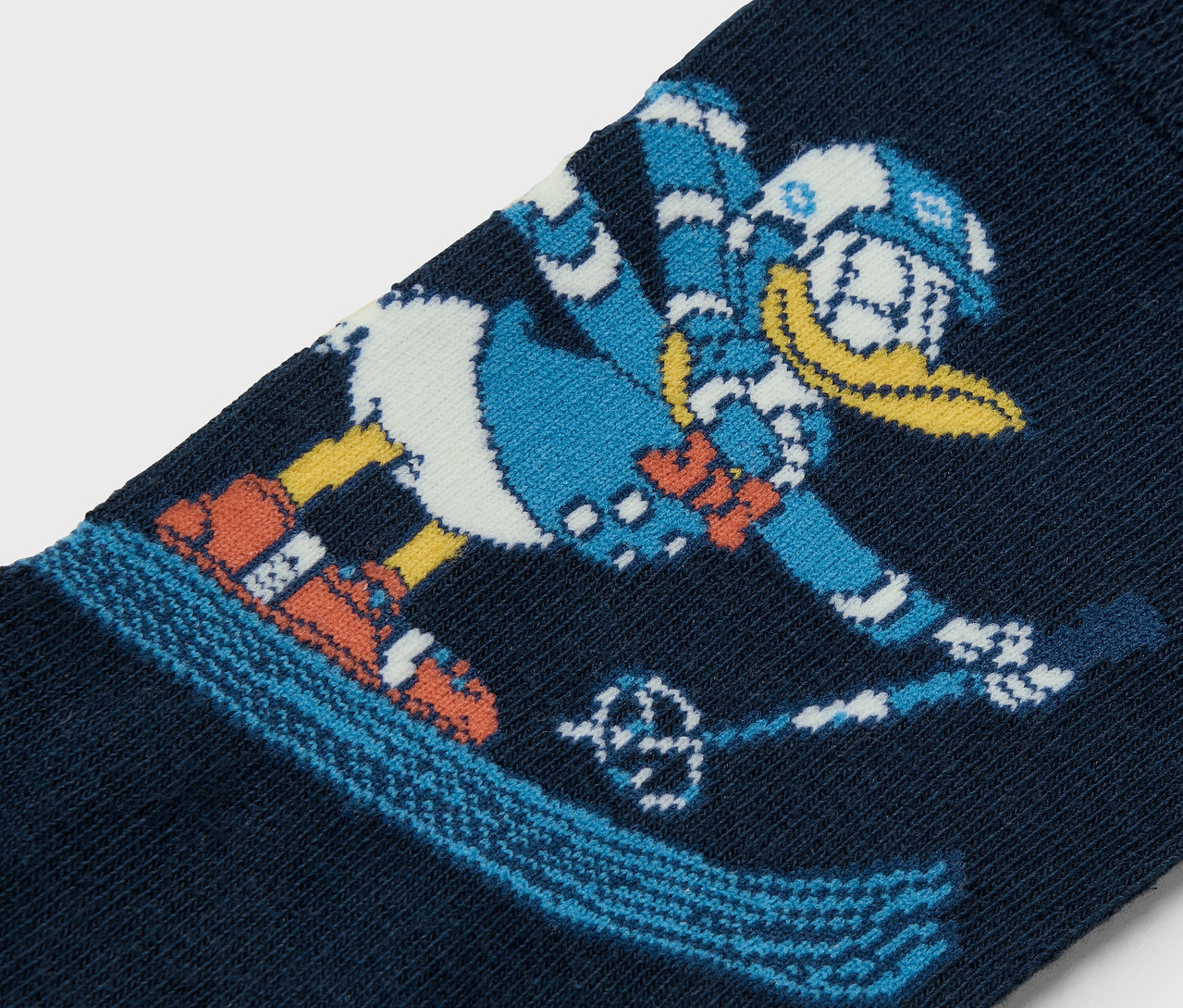 Detail einer blauen Socke mit einer Donald Duck Hockey Figur.