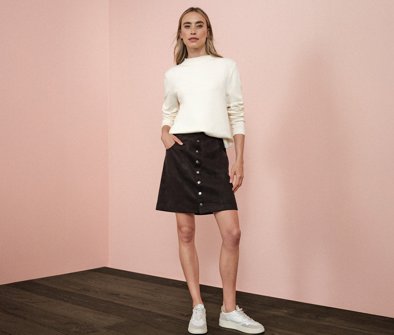 Frau steht mit der Hand in der Tasche eines braunen Street One Veloursrocks.