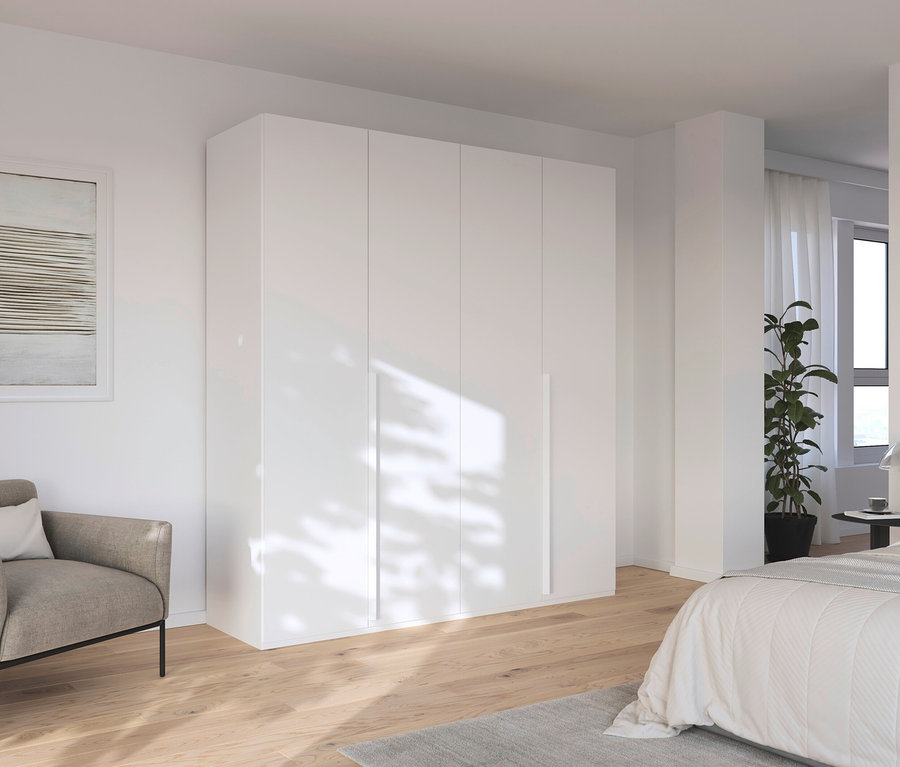 Schlafzimmer Interieur mit weißem Kleiderschrank, grauem Sessel und Bett.