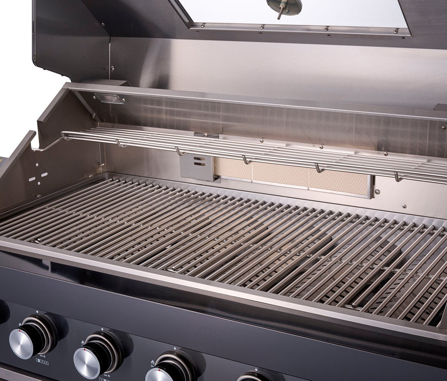 Offene Buschbeck Outdoorküche "Chester" mit Grillrost und Abdeckung.