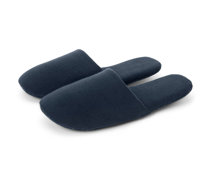 Zwei blaue Reise-Hausschuhe.