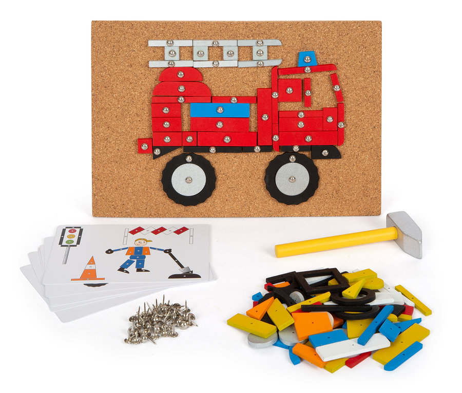 small foot Hämmerchenspiel, Fahrzeuge der Stadt: Korkplatte mit rotem Feuerwehrauto aus Holzstücken und Nägeln, daneben gelber Hammer, Nägel, Holzstücke und Karten mit Vorschlägen.