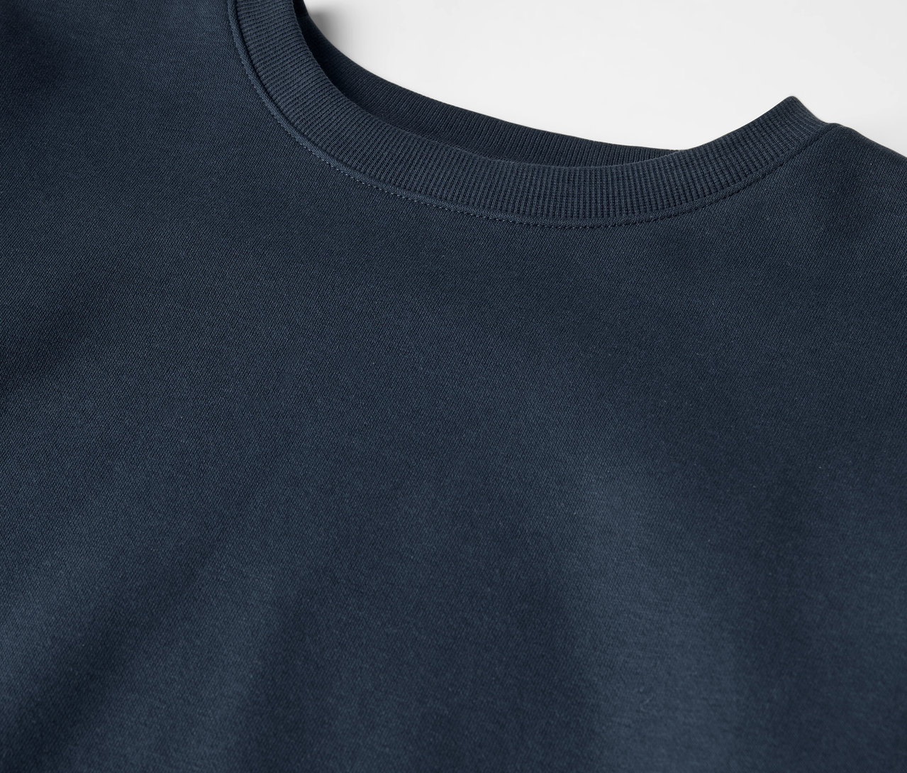 Detailaufnahme eines Kinder-Sweatshirts mit angerauter Innenseite.