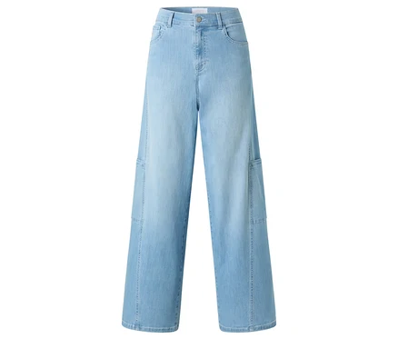 Hellblaue, weitgeschnittene Jeanshose.