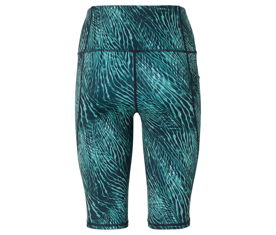 Nahaufnahme der Rückseite einer grünen, gemusterten, knielangen Leggings.