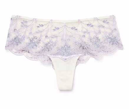 Elfenbeinfarbener Tanga mit lila Blumenmuster auf weißem Hintergrund.