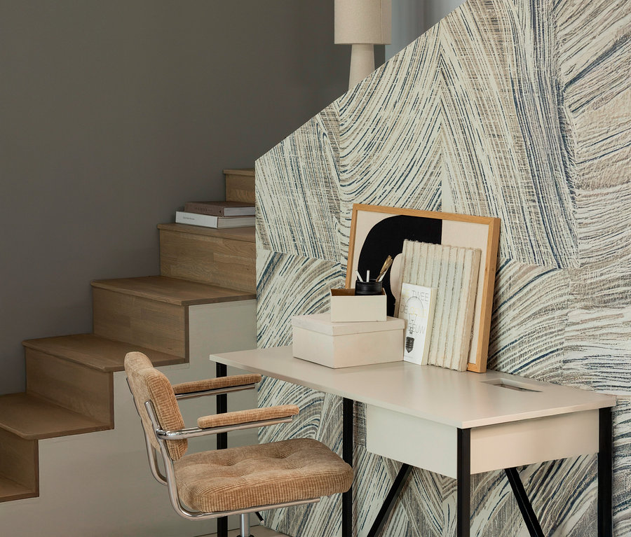 WOOOD Schreibtisch »New Julius« steht vor einer Treppe mit Dekorativer Wand.