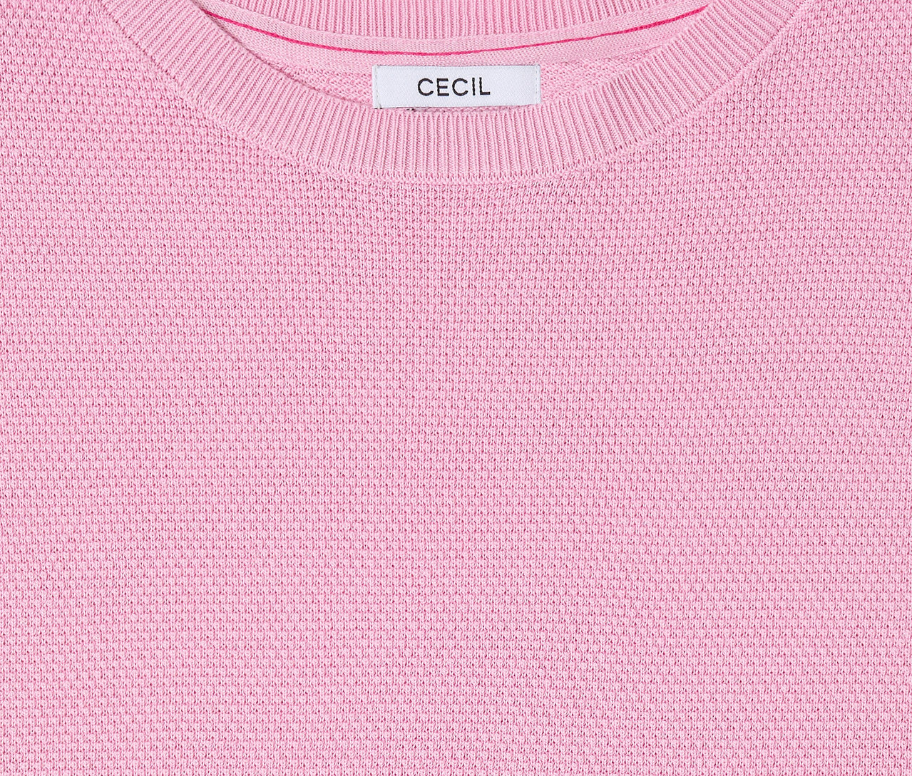 Nahaufnahme des CECIL Kurzarmpullovers in Rosa mit Rundhalsausschnitt und Etikett.