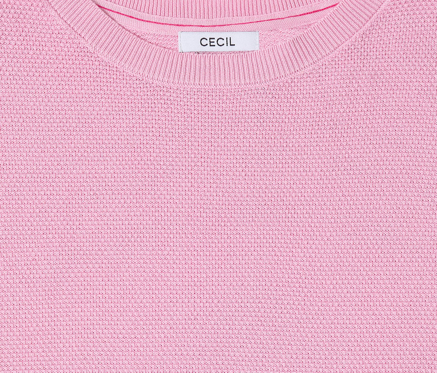 Nahaufnahme des CECIL Kurzarmpullovers in Rosa mit Rundhalsausschnitt und Etikett.