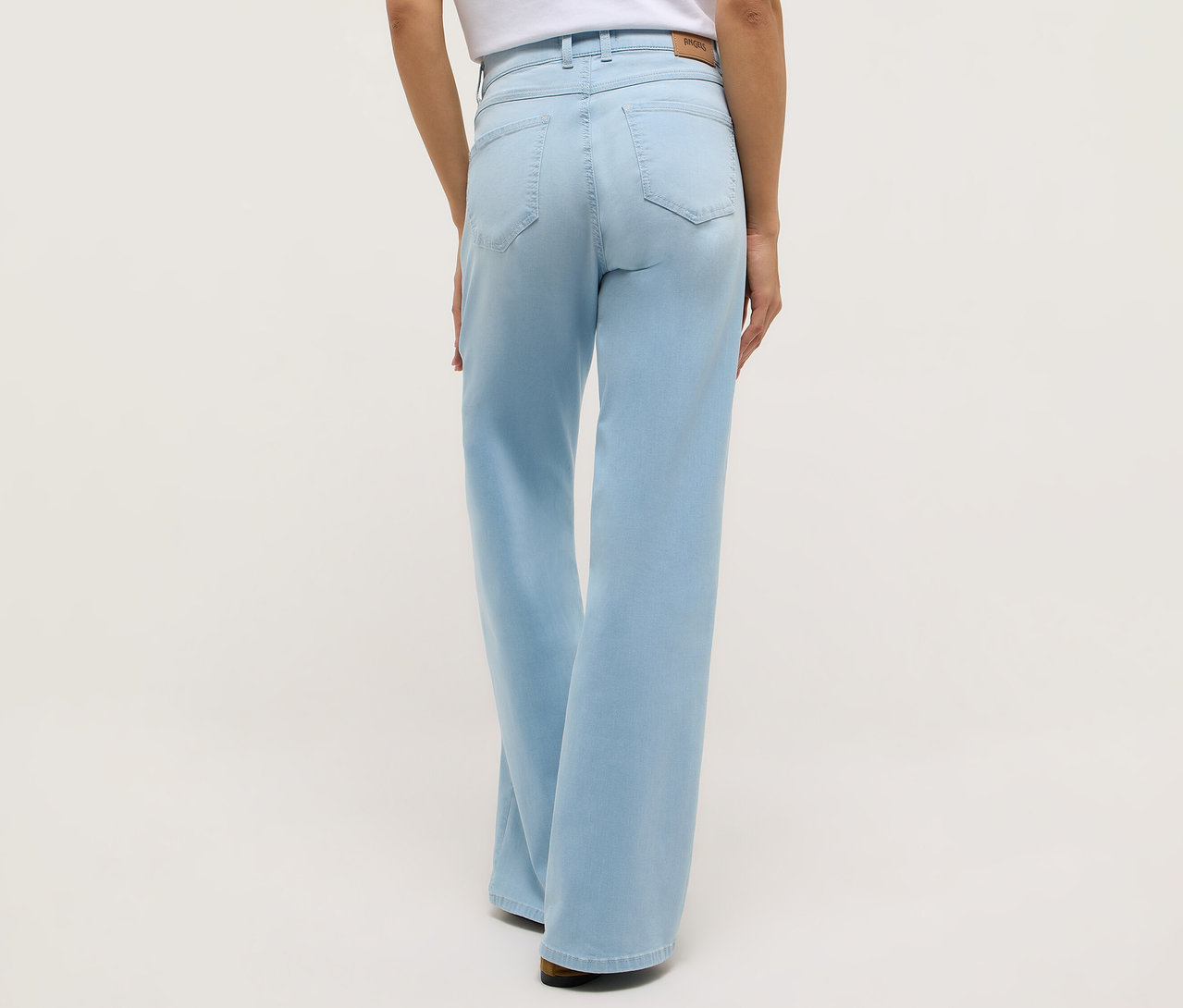 Person trägt Angels Denim »Liz Modern« Wide Leg Jeans, von hinten gesehen.