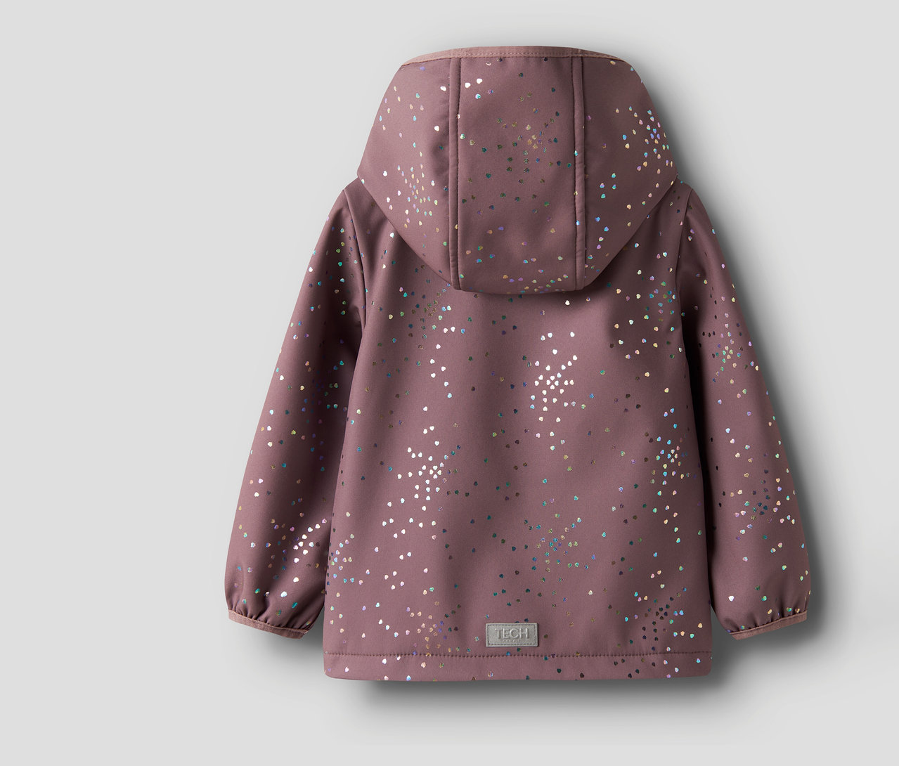 Rückansicht einer rosafarbenen NAME IT Softshelljacke mit Kapuze und bunten Herzchen.