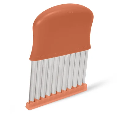 Nahaufnahme eines orangefarbenen Gemüseschneiders mit gewellten Klingen.
