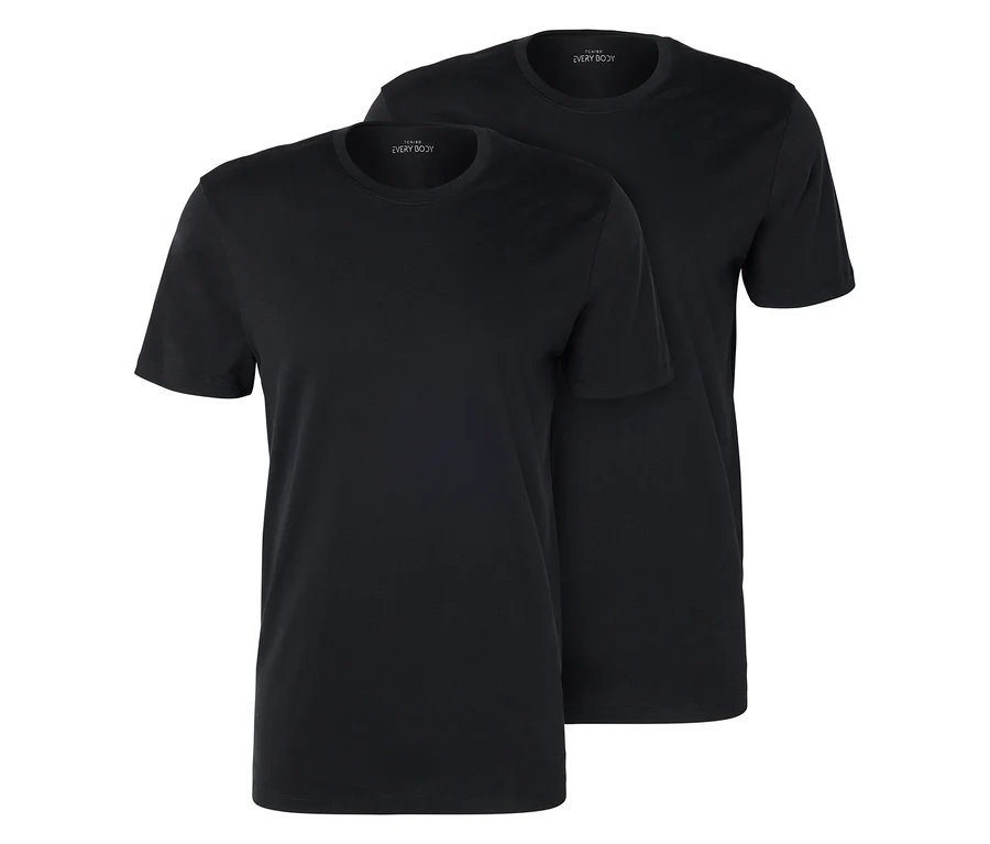 Zwei schwarze T-Shirts liegen übereinander, wobei das vordere T-Shirt leicht nach links versetzt ist.