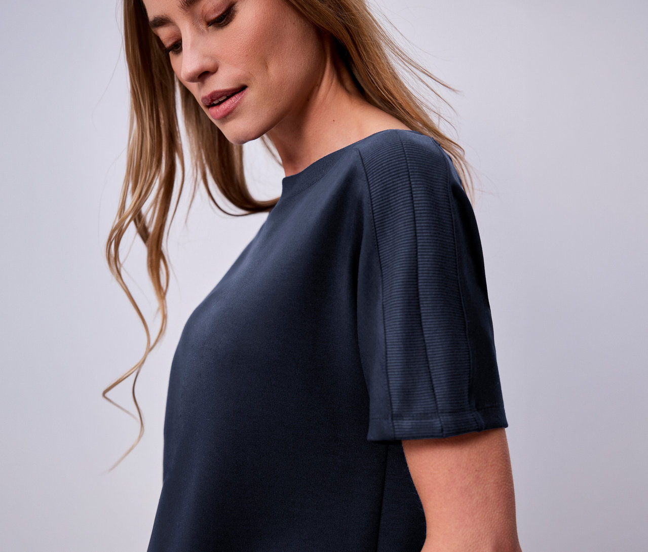 Frau trägt ein Street One Kurzarmshirt in Navy.