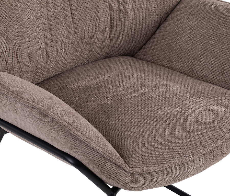 Nahaufnahme eines DeVries Sessel »Aliano« in Braun mit schwarzen Beinen.